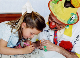 clown Des clowns pour le sourir d'enfants hospitalisés